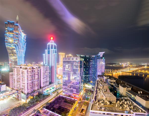 ماکائو چین - 18 آوریل 2014 چراغ های شب کازینو گراند لیسبوا کازینو 800 میز بازی انبوه و 1000 دستگاه اسلات ارائه می دهد