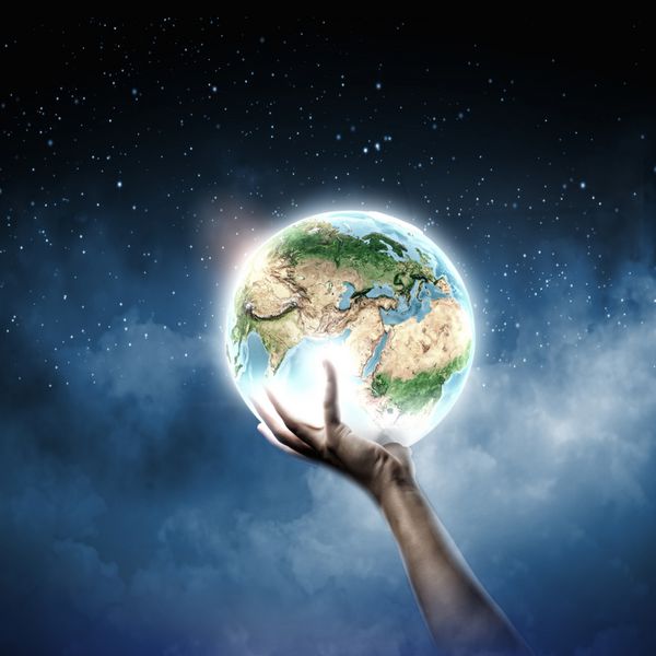 دست انسان از نزدیک که سیاره زمین را در دست گرفته است عناصر این تصویر توسط ناسا ارائه شده است