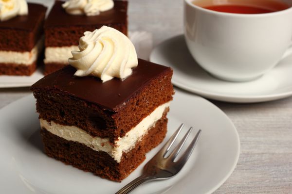 پای خامه ای کیک اسفنجی شکلاتی پر شده با خامه فرم گرفته