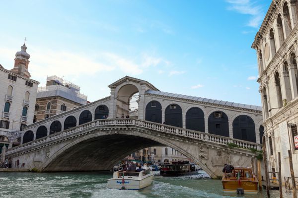 ونیز ایتالیا - 04 نوامبر 2013 منظره ای زیبا از پل ریالتو و کانال گراند در ونیز ونیز یکی از محبوب ترین مقاصد گردشگری در جهان است