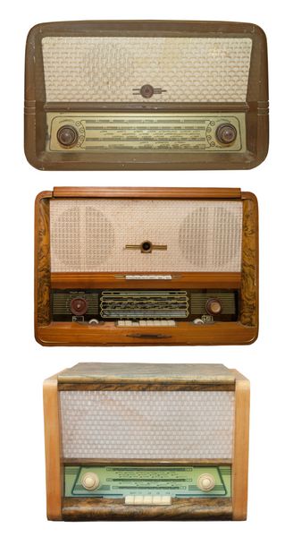 رادیو قدیمی در پس زمینه سفید
