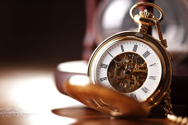 ساعت جیبی قدیمی و تایمر ساعتی یا شنی نمادهای زمان با فضای کپی
