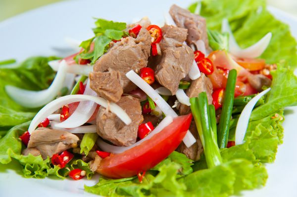 سالاد تند با گوشت خوک و سبزی سبز به سبک تایلندی