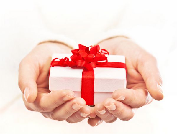 دست هایی که جعبه هدیه زیبا را در دست دارند هدیه دادن زن مفهوم تعطیلات کریسمس و فصل تبریک داف کم عمق