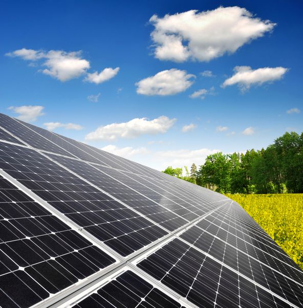 پنل های انرژی خورشیدی در برابر آسمان آفتابی