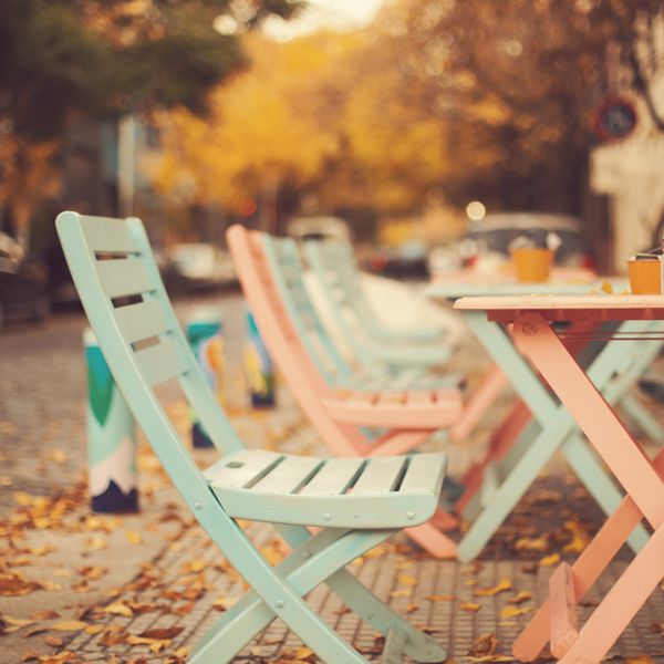 صندلی در پاییز