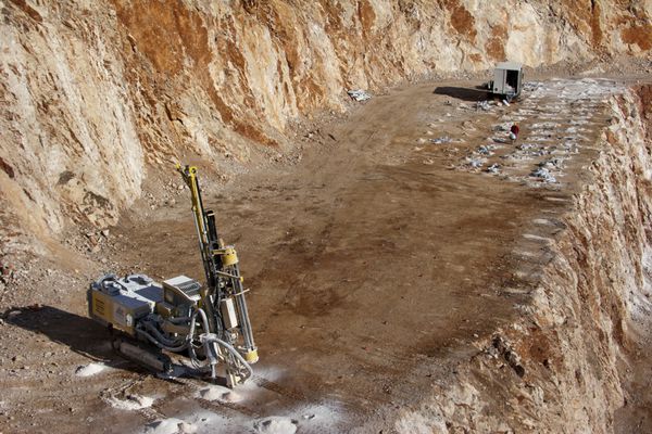 حفاری سوراخ برای تخریب در یک معدن سنگ در نزدیکی اسپلیت شهر کرواسی