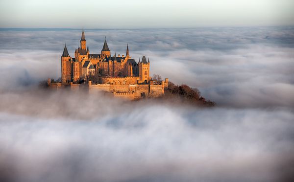قلعه آلمانی هوهنزولرن بر فراز ابرها