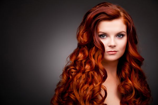 زنی با موهای مجعد قرمز