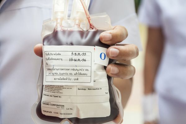NAN-5 دسامبر خون انسان در انبار جشن تولد پادشاه بومیبول آدولیادج روز اهدای خون مردم 5 دسامبر 2012 در بیمارستان نان استان نان تایلند