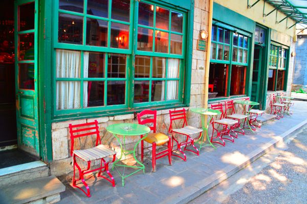 کافه سنتی در ایوانینا یونان صندلی های خارج از رنگ تابستانی دارد