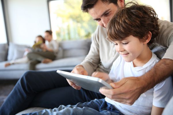 بازی پدر و پسر با تبلت دیجیتال