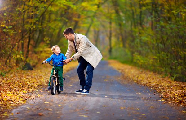 پدر به پسرش دوچرخه سواری را یاد می دهد