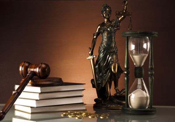 کد حقوقی و مقیاس عدالت قانون تندیس بانوی دادگستری