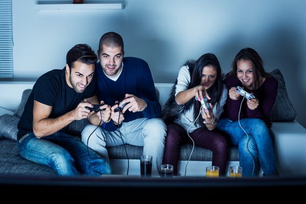 جوانانی که شب ها سرگرم تفریح و بازی های ویدیویی هستند تمرکز انتخابی