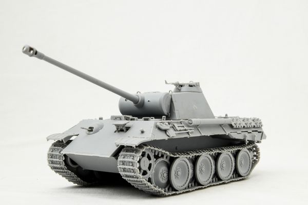 مدل Tank King Tiger 2 WW2 در زمینه سفید