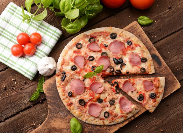 پیتزای خانگی با زیتون سیاه ماهی تن و ژامبون ایتالیایی