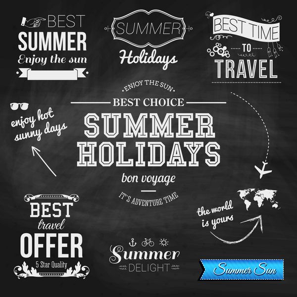 طراحی تابستانی در زمینه تخته سیاه مجموعه ای از برچسب های تایپوگرافی برای تعطیلات تابستانی وکتور