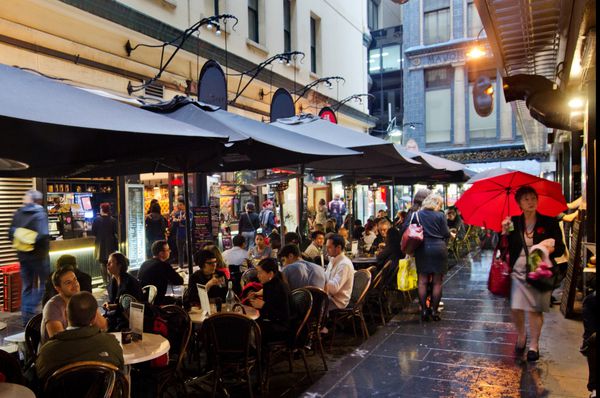 ملبورن استرالیا - 10 آوریل 2014 ترافیک در خیابان Degraves یکی از بهترین محیط‌های Laneway ملبورن پر از بار رستوران کافه و بوتیک خرید