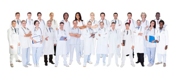 عکس پانوراما از پزشکان مطمئن در مقابل پس زمینه سفید ایستاده اند