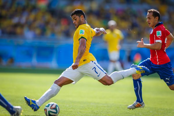 BELO HORIZONTE برزیل - 28 ژوئن 2014 هالک برزیل در بازی مرحله یک هشتم نهایی جام جهانی 2014 بین برزیل و شیلی در ورزشگاه مینیرائو به توپ ضربه می زند عدم استفاده در برزیل