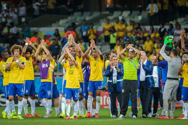 BELO HORIZONTE برزیل - 8 ژوئیه 2014 تیم برزیل پیروزی 7x1 آلمان را در نیمه نهایی جام جهانی در ورزشگاه Mineirao تشویق کرد در برزیل استفاده نمی شود