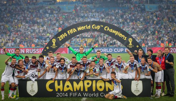 ریودوژانیرو برزیل - 13 ژوئیه 2014 بازیکنان آلمان پس از پیروزی در فینال جام جهانی 2014 در ورزشگاه ماراکانا جشن می گیرند آلمان قهرمان جهان است در برزیل استفاده نمی شود