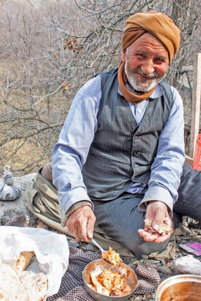 کانگ ایران - 24 فوریه پیرمرد روستایی ناهار خود را در 24 فوریه 2013 در یکی از روستاهای کانگ ایران می خورد کنگ روستای پلکانی کوچکی در شمال ایران است