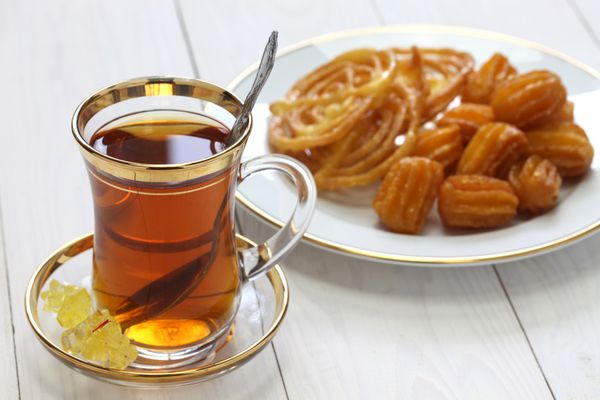 چای و شیرینی ایرانی زولبیا بامیه