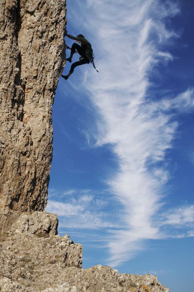 سیلوئت کوهنورد روی صخره