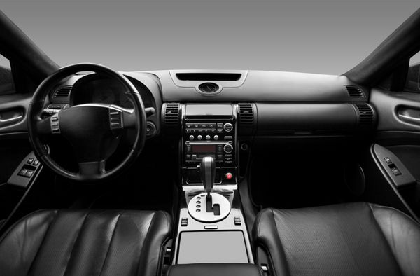 نمای داخلی یک خودروی مدرن که داشبورد را نشان می دهد