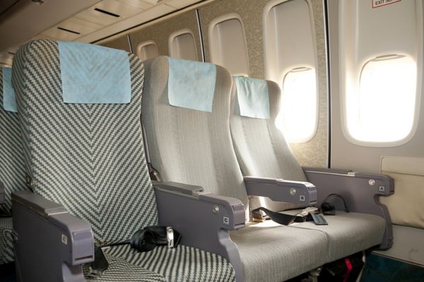 صندلی و پنجره هواپیما در داخل هواپیما