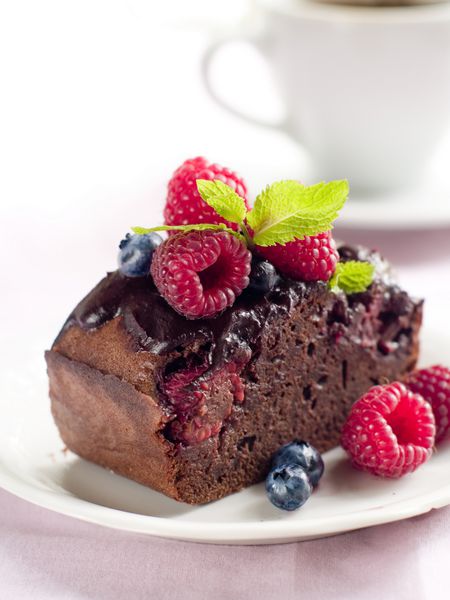 کیک شکلاتی زیبا با توت تازه تمرکز انتخابی