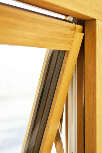 جزئیات پنجره چوبی باز با پس‌زمینه بدون فوکوس