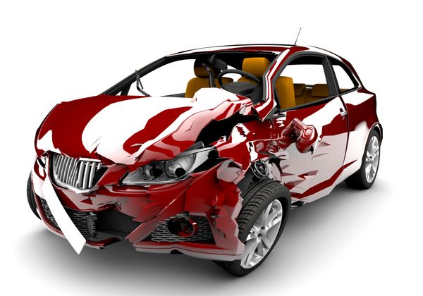 یک ماشین قرمز در تصادف جدا شده در پس زمینه سفید