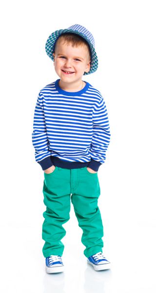 پسر کوچولوی شیک پوش با کلاه جدا شده در زمینه سفید