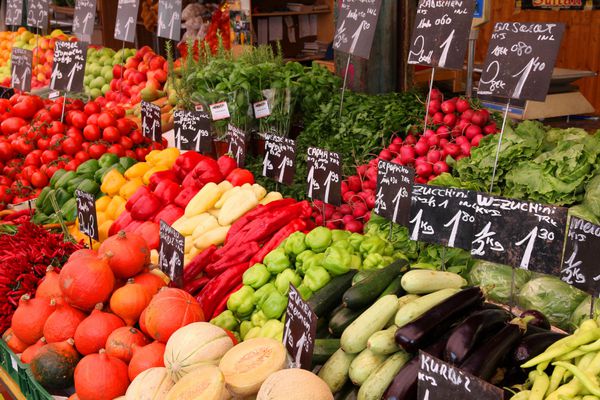 غرفه سبزیجات در بازاری در وین اتریش بازار کشاورزان