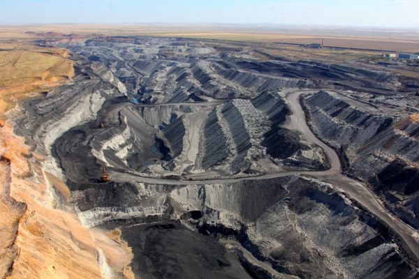 گودال در معدن زغال سنگ از راه باز