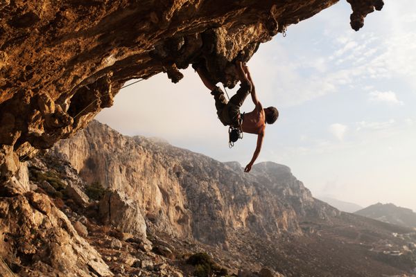 صخره نورد در غروب آفتاب جزیره کالیمنوس یونان