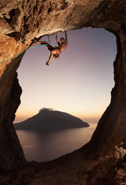صخره نورد در غروب آفتاب جزیره کالیمنوس یونان