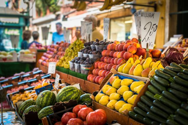 غرفه سبزیجات در بازار سنتی در ونیز ایتالیا