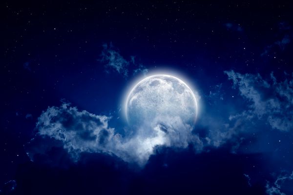پس زمینه آرام آسمان شب با ماه کامل ستاره ها ابرهای زیبا عناصر این تصویر توسط ناسا ارائه شده است