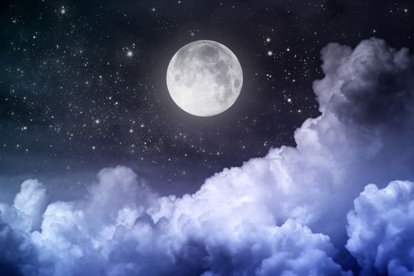 آسمان شب ابری با ماه و ستاره