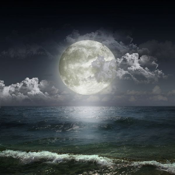 ماه آبی که در سطح موجدار آب منعکس شده است