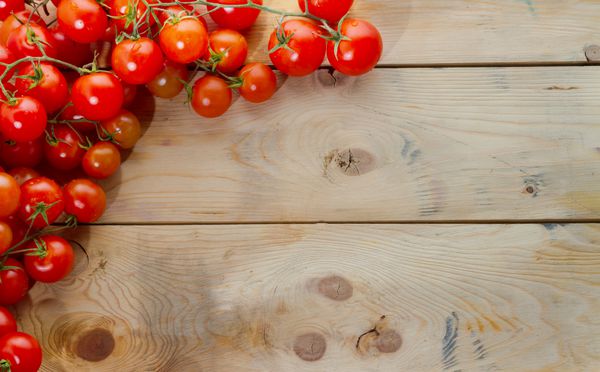 مواد مدیترانه ای گوجه فرنگی رسیده روی میز چوبی روستایی فضای کپی فراوان مناسب برای منو جهت گیری منظره