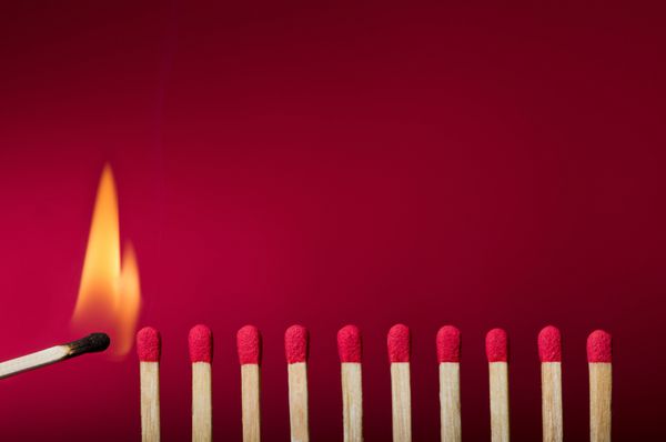 سوزاندن کبریت آتش زدن همسایگانش استعاره ای از ایده و الهام