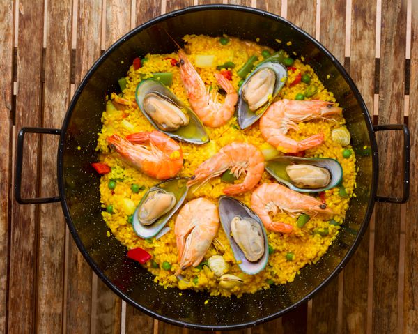 غذای دریایی Paella در ماهی تابه سیاه - غذای سنتی برنج اسپانیایی
