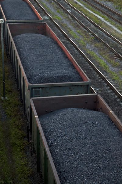 واگن های باری راه آهن حامل زغال سنگ