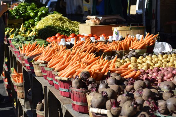 انواع سبزیجات تازه برای فروش در بازار محلی