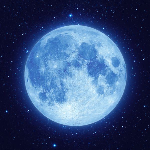ماه آبی کامل با ستاره در پس زمینه آسمان تاریک شب